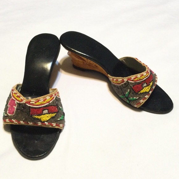 Beaded Mules with Carved Wood Pagoda Heel - Unique - Size 4 - Picture 3 of 10